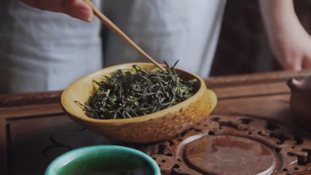 瓷茶盘。茶叶都晒干了.喝亚洲风格的茶. — 图库视频影像