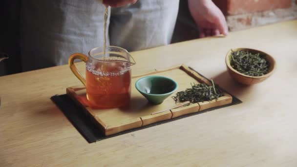 Mujer vertiendo té de la tetera vierte en gaiwan — Vídeo de stock