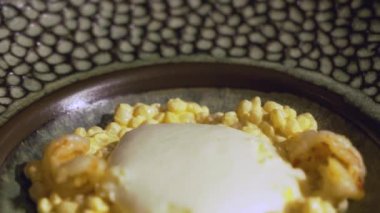 Şefin yakınına spagetti ile pişirilmiş karides koyun.