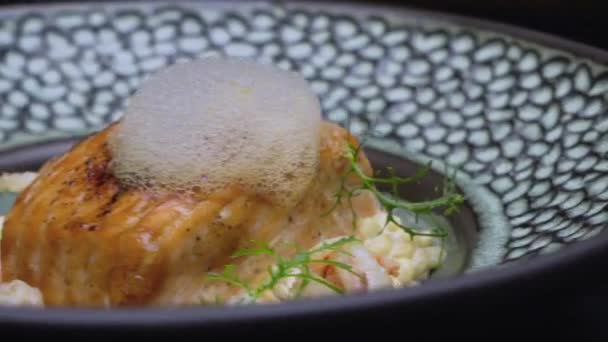 Close up de refeição com bife de peixe de salmão e camarões — Vídeo de Stock