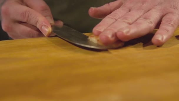 Zamknij się kucharz cięcia krewetki na drewnianym biurku — Wideo stockowe