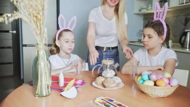 Vrolijk Pasen. De familie voorbereiden op Pasen. Vrouw giet thee in bekers — Stockvideo