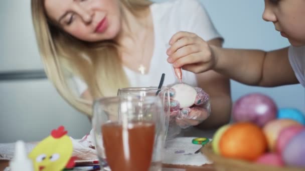 Feliz Pascua. Preparando a la familia para la Pascua. Mujer con niñas pinta huevos de Pascua. — Vídeos de Stock