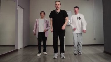 Bir kadın ve iki erkek hip hop, serbest stil gençlik dansı bir dans stüdyosunda.