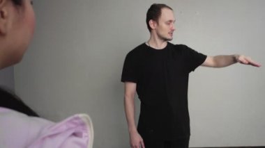 Dans dersinde genç bir kadına hip hop hareketi öğreten bir adam. Egzersiz eğitimi sırasında stüdyoda dans eden gençler. Sağlıklı yaşam tarzı kavramı