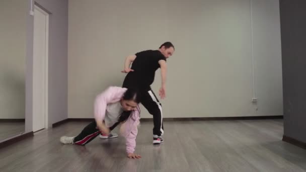 스튜디오에서 남자와 여자가 하는 힙합 댄스 — 비디오