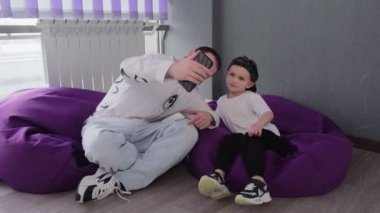 Genç dans öğretmeni küçük öğrencisiyle selfie çekiyor.