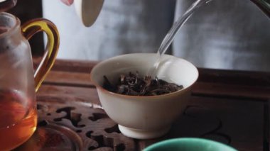 Çin çay seremonisi çay ustası tarafından yapılır. Çin çay töreni..