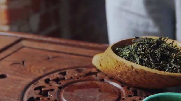 Китайская чайная церемония проводится чайным мастером. Китайский чай. — стоковое видео