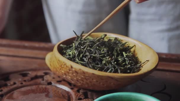Bandeja de té de porcelana. Las hojas de té estaban secas. Beber té de estilo asiático. — Vídeos de Stock