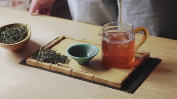 Mujer vertiendo té de la tetera vierte en gaiwan — Vídeos de Stock