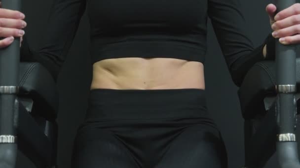 Close-up van jong aantrekkelijk fitness vrouw doet opknoping been verhogen oefening — Stockvideo