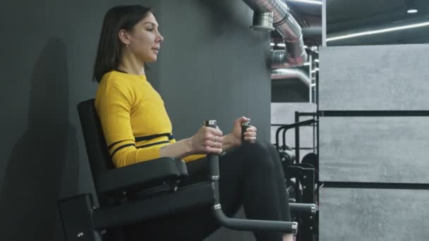 Beatiful Fitness Mujer en la parte superior amarilla Ejercicio En el gimnasio, ella hace Colgar la rodilla y la pierna Elevar el ejercicio — Vídeos de Stock