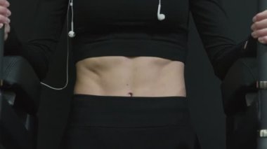 Genç Çekici Formda Kadın Asılı Bacak Yükseltme Egzersizi Yapıyor