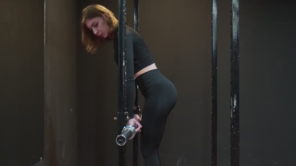 Attraente Fitness donna che fa esercizio stacco con bilanciere vuoto in palestra — Video Stock
