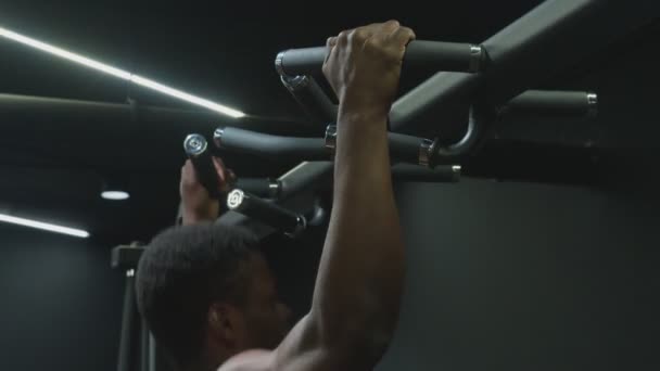 젊은 아프리카 계 미국인 적합 남자 체육관에서 풀 업 — 비디오
