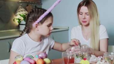Mutlu Paskalyalar. Aileyi Paskalya 'ya hazırlıyorum. Anne kızıyla birlikte Paskalya yumurtalarını boyuyor..