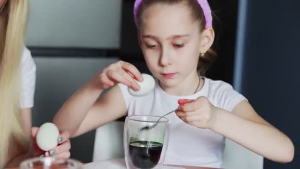 Heureux enfants de la famille se préparant pour Pâques. Petite fille mignonne portant des oreilles de lapin le jour de Pâques. — Video