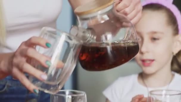 Frohe Ostern. Vorbereitung der Familie auf Ostern. Großaufnahme einer Frau gießt Tee in Tassen — Stockvideo