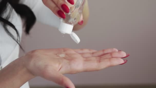Detailní záběr profesionální kosmetička stiskne krém na ruce — Stock video