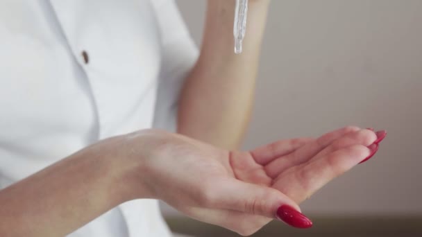专业美容师在手上用吸盘涂体液乳膏的特写 — 图库视频影像