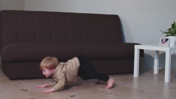 Urocze słodkie dziecko taniec i skoki zabawy w domu — Wideo stockowe