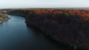Finlandiya 'nın güzel sonbahar doğa manzarası. Nehrin üzerinde uçuyor, bataklıklar, karışık ormanlar, yeşil yapraklar ve sarı normal ağaçlar..