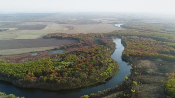 Luftaufnahme des Flusses und der schönen französischen Landschaft im Herbst. Blick auf Herbst Farbe Wald, Luftaufnahme über bunte Bäume, an einem sonnigen Herbsttag. Drohnen-Draufsicht im Herbst. — Stockvideo