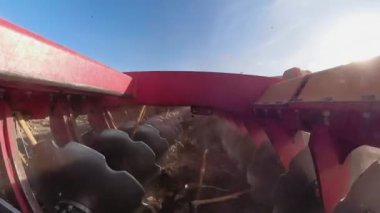 Toprağı sürüp tarlayı süren bir sabanın yakın çekimi ekin için bir çukur açar. Toprağı ekin ekmeye hazırlar..