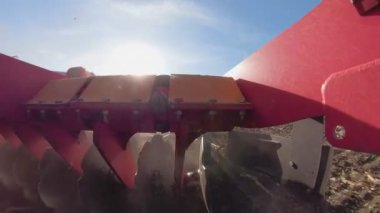 Ayçiçeği tarlasını hasat etmek için hasat makinesini kapatın. Ayçiçeği tarlası hasat makinesini birleştirin..