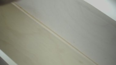 Mobilya üretimi. Kapı yapmak için modern makine aleti. Sanayi ekipmanları tahtadan delik açıyor..