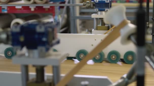 Producción de puertas. Montón de tablas de madera con agujeros en el interior. Fabricación de muebles en el taller. Primer plano. — Vídeo de stock