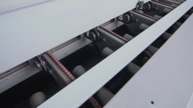 Ahşap kapı üretimi. Mobilya imalatı sırasında makine dairesinde ahşap kapı ile marangoz üretim süreci