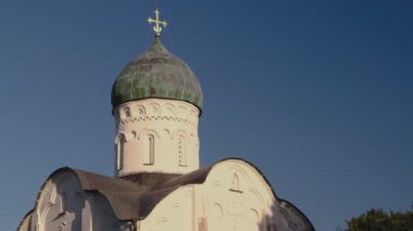 Novgorod Kremlin, Rusya, Velikiy Novgorod 'daki Rus Ortodoks beyaz taş kilisesinin hava görüntüsü.