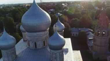 Rus Ortodoks Beyaz Taş Kilisesi 'nin hava görüntüsü. Rusya, Velikiy Novgorod.