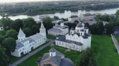 Rus Ortodoks Beyaz Taş Kilisesi 'nin hava görüntüsü. Rusya, Velikiy Novgorod. Novgorod Detinets de Novgorod Kremlin