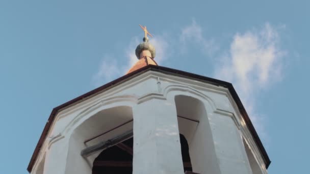 Vista aérea de la iglesia ortodoxa rusa de piedra blanca en Novgorod Kremlin, Rusia, Velikiy Novgorod. — Vídeos de Stock