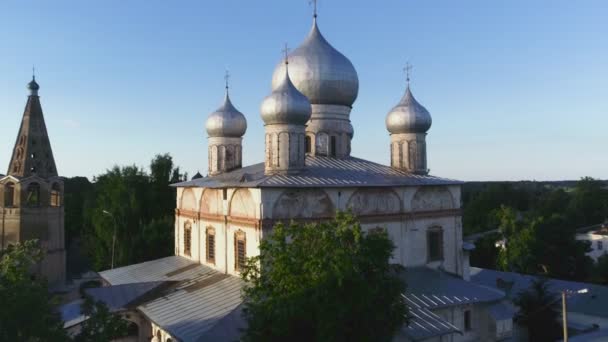 俄罗斯，Velikiy Novgorod 。俄罗斯东正教的空中景观。诺夫哥罗德Detinets也是诺夫哥罗德克里姆林宫 — 图库视频影像