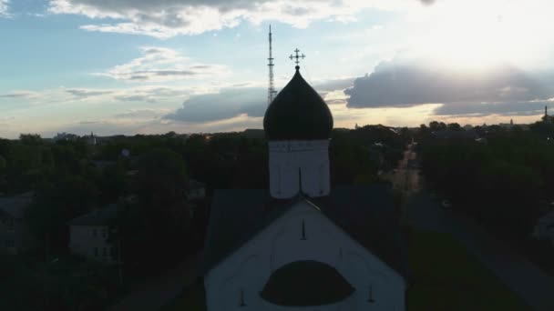 Russie, Velikiy Novgorod. Vue aérienne de l'église orthodoxe russe. Novgorod Detinets aussi Novgorod Kremlin — Video