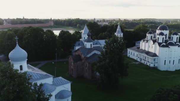 Russland, Welikij Nowgorod. Luftaufnahme der Russisch-Orthodoxen Kirche. Nowgorod hält auch Nowgoroder Kreml fest — Stockvideo