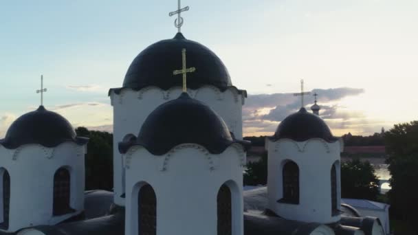 Russie, Velikiy Novgorod. Vue aérienne de l'église orthodoxe russe. Novgorod Detinets aussi Novgorod Kremlin — Video