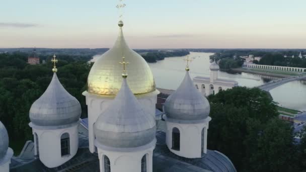 Vue Aérienne de L'église Russe Orthodoxe en Pierre Blanche. Russie, Velikiy Novgorod. — Video