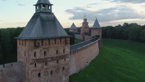 Russie, Velikiy Novgorod. Vue aérienne de l'église orthodoxe russe. Novgorod Detinets aussi Novgorod Kremlin — Video