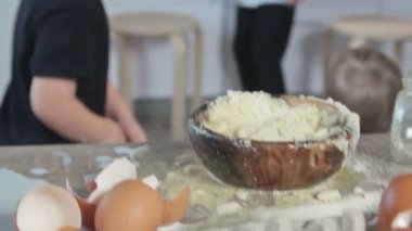 Mutfakta üç küçük kardeşle uğraş.