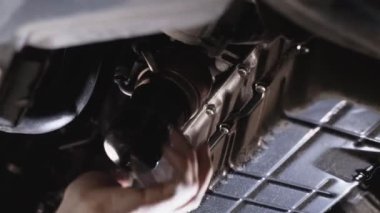 Lokomotifi ve araba servisini tamir etmek için ingiliz anahtarı kullanıyor..