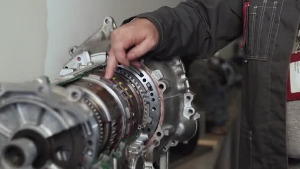 Autoservice - Mechaniker arbeitet in der Werkstatt und repariert Motor und Getriebe — Stockvideo