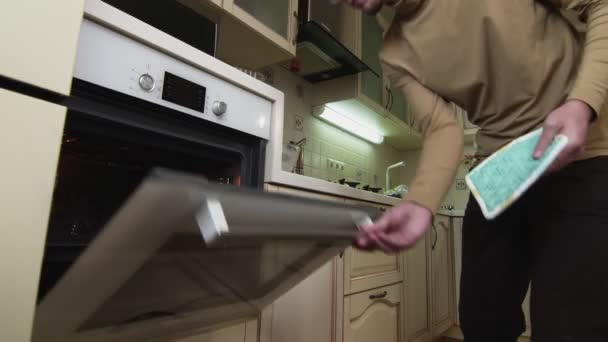 Uomo chef tira fuori la teglia con biscotti di pan di zenzero dal forno — Video Stock
