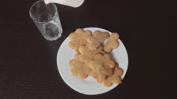 Top view of plate with cookies and cup of milk — Stock Video