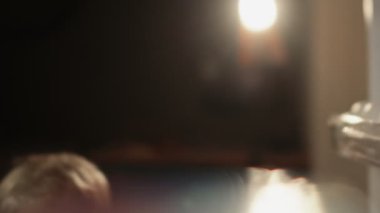 POV, küçük bir çocuğun buzdolabının içinde kapıyı açtığı ve yemeği dışarı çıkardığı bir fotoğraf.