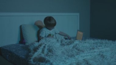 Küçük işadamı geceleri dizüstü bilgisayar kullanıyor.